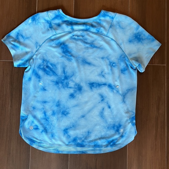 Lululemon Lightweight Run Kit Short Sleeve
Tidal Dye Vapor Hawaiian Blue - Picture 8 of 9